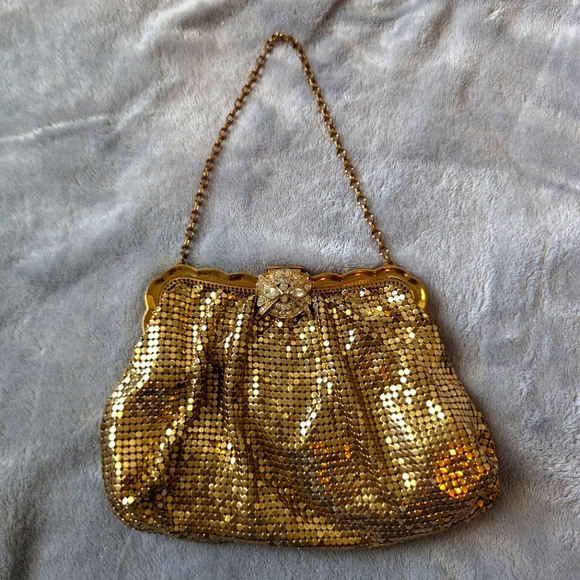 Whiting & Davis Handbags - Vintage Whiting and Davis mesh gold evening bag with crystal clasp